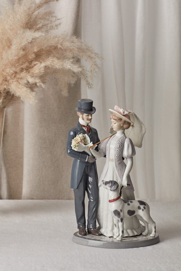 Lladro A Romantic Stroll Figurine 01009551 For Sale